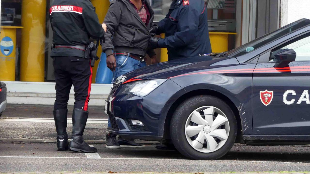 Ingerisce cinque ovuli di cocaina per nasconderli ai carabinieri