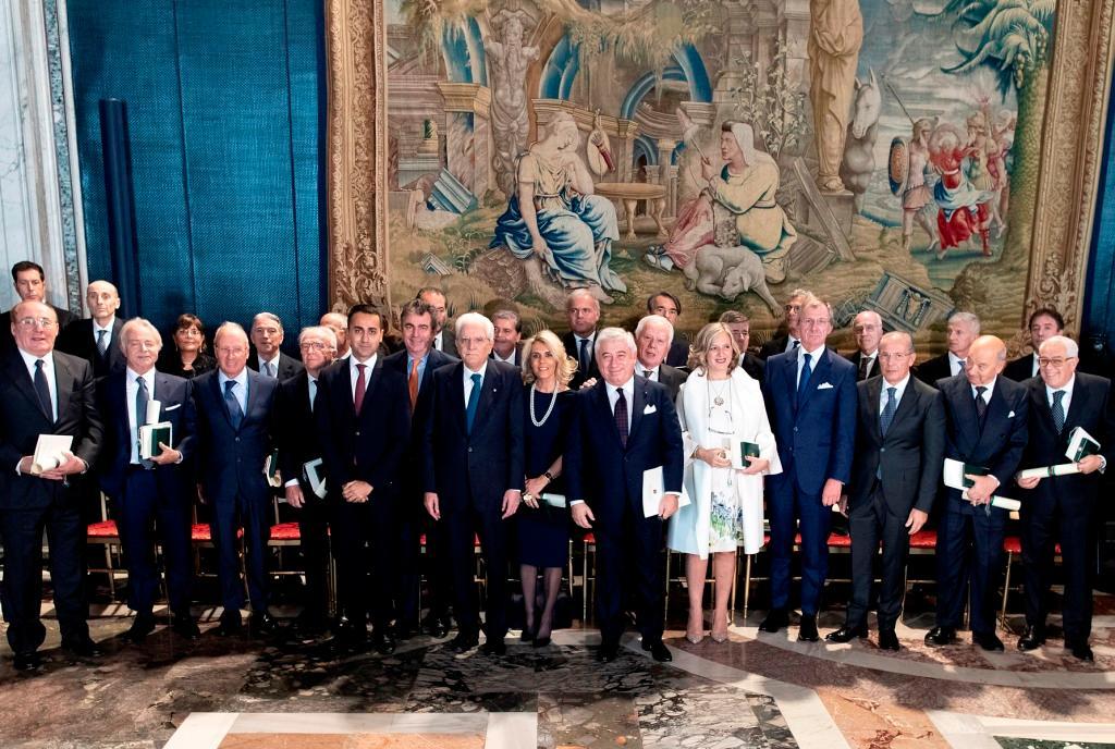 Foto di gruppo con Carla Casini in prima fila in abito chiaro


