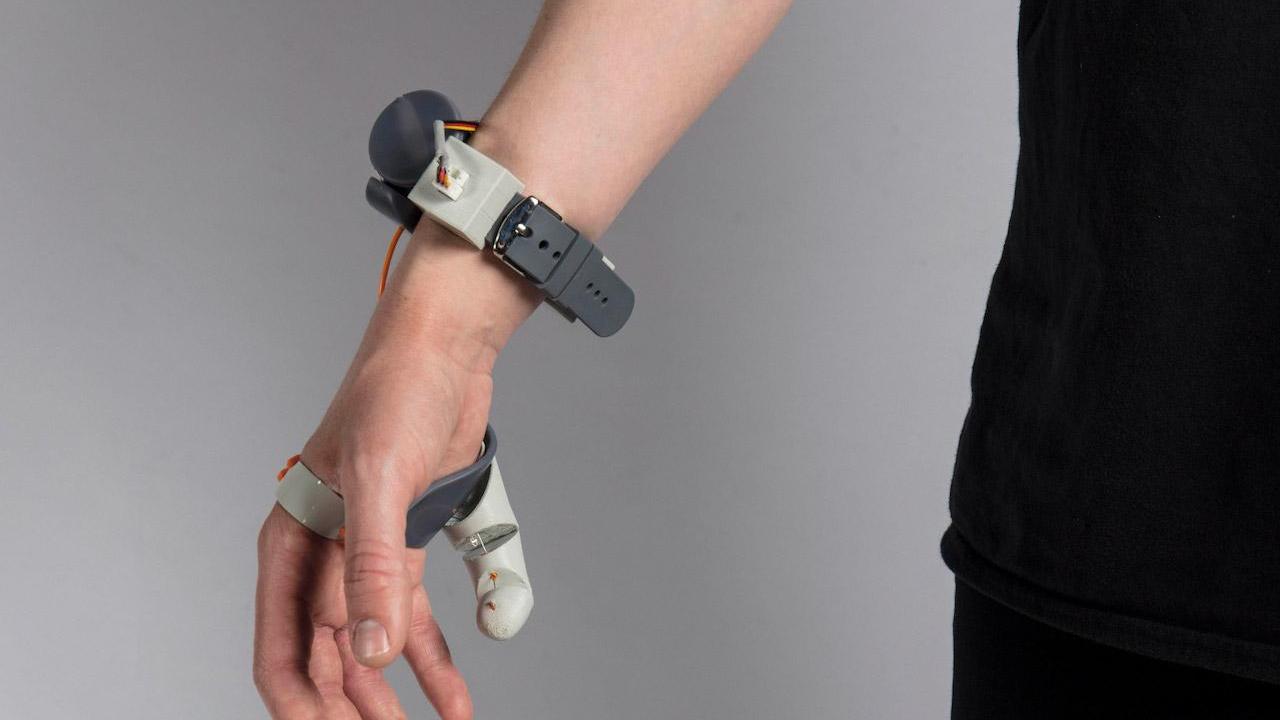 Un sesto dito per consentire di afferrare e cavigliere indossabili per i malati di Parkinson