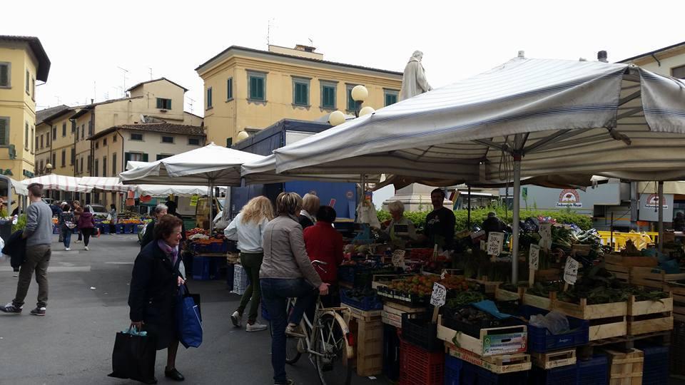 I banchi del mercato in piazza Montanelli nel periodo del cantiere in piazza XX Settembre