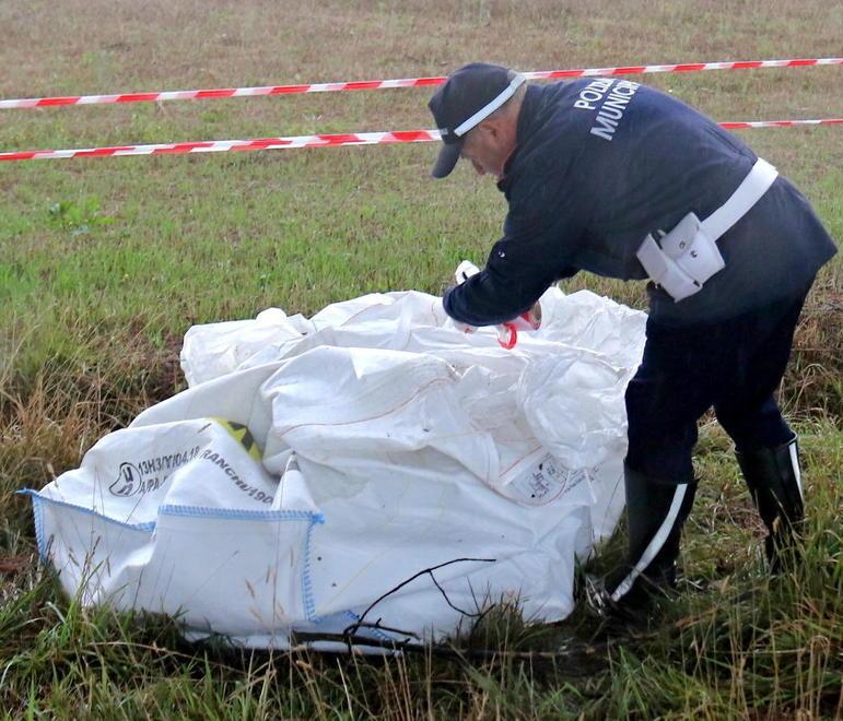 Sacconi per l’amianto abbandonati a bordo strada, si cerca il responsabile 
