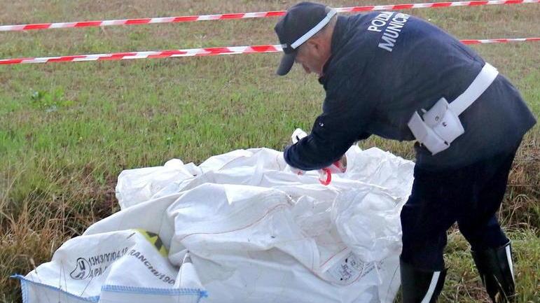 Sacconi per l’amianto abbandonati a bordo strada, si cerca il responsabile