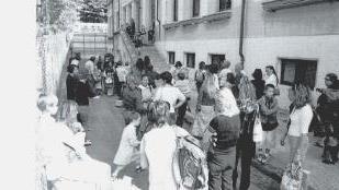 Studenti all’esterno del liceo scientifico e, a sinistra, la scuola elementare Pascoli