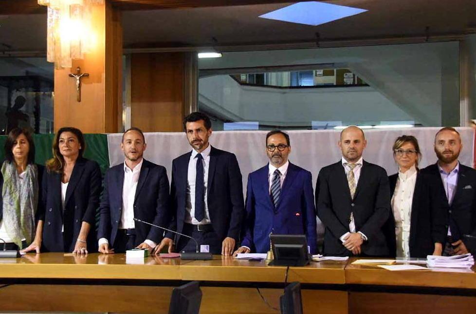 I 5 stelle: «Ci sono massoni nella giunta?», il sindaco: l’ho chiesto e tutti dicono di no 