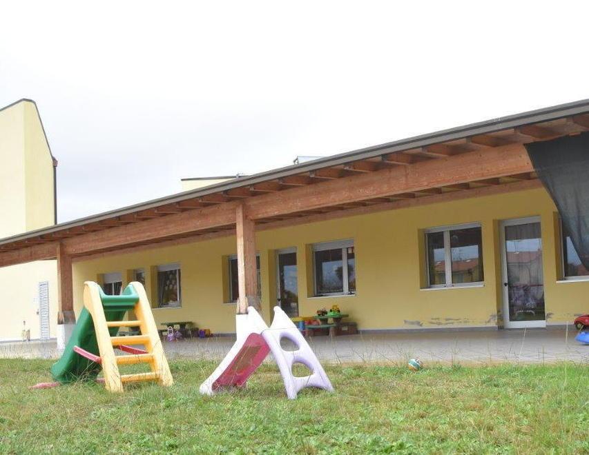Crolla il controsoffitto a scuola: sfrattata una classe