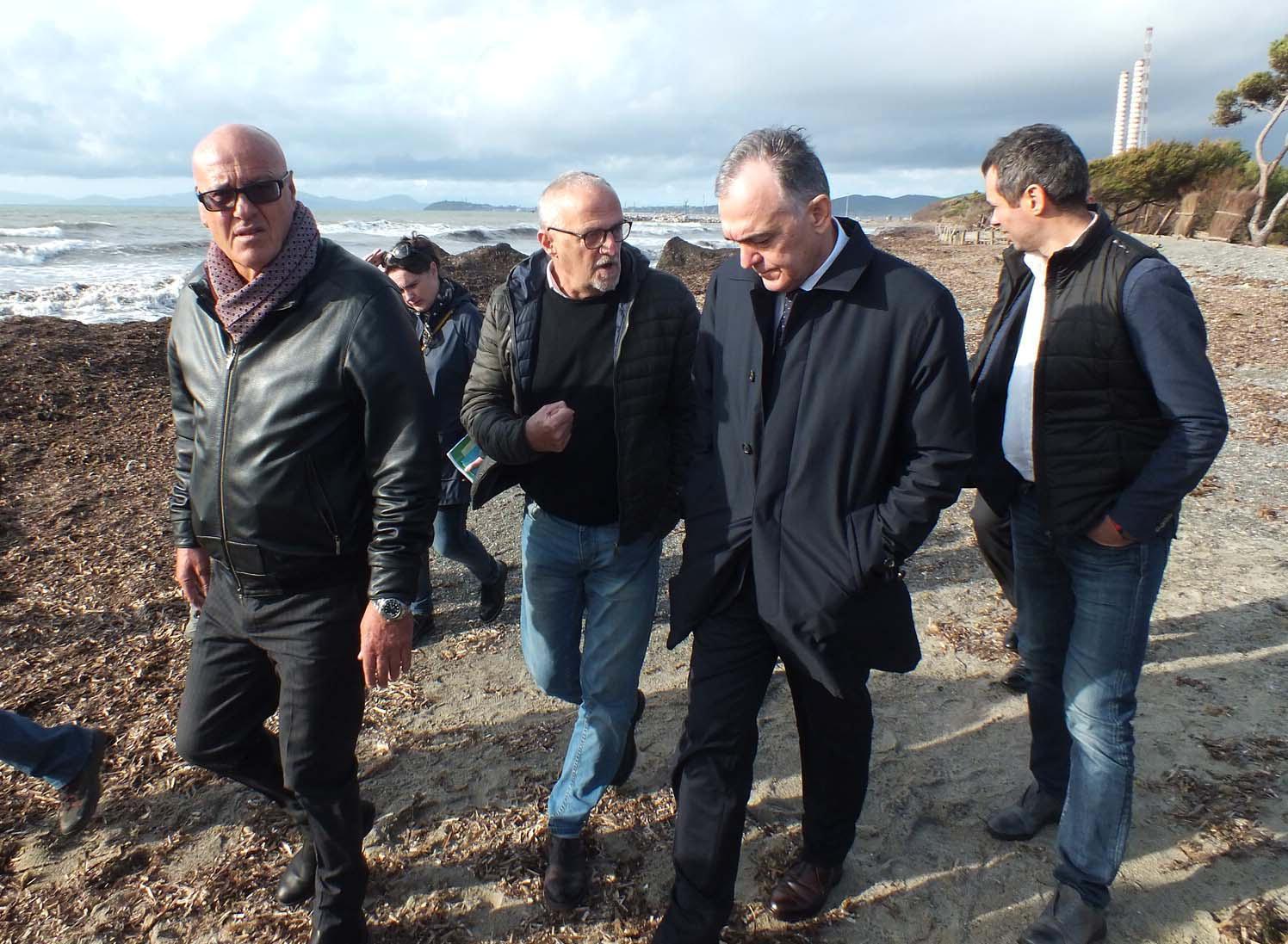 Da sinistra Lotti, Pioli e il governatore Enrico Rossi durante la visita sulla spiaggia tra La Capannina e l'Orizzonte (foto Paolo Barlettani)