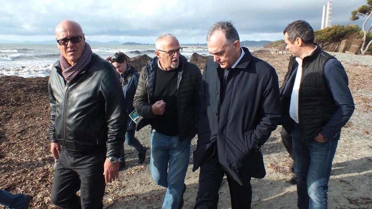 Da sinistra Lotti, Pioli e il governatore Enrico Rossi durante la visita sulla spiaggia tra La Capannina e l'Orizzonte (foto Paolo Barlettani)