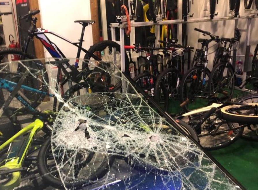 Sfondano la vetrina per rubare le bici di Nicola Larini