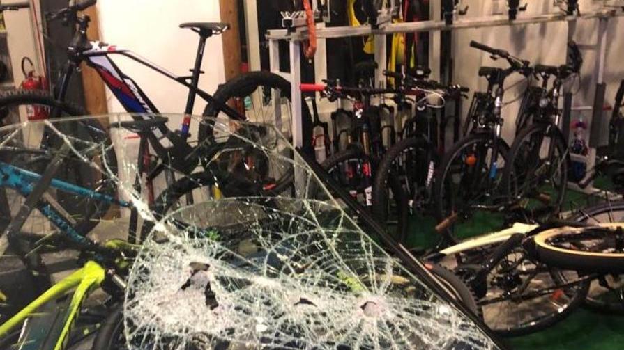 Sfondano la vetrina per rubare le bici di Nicola Larini