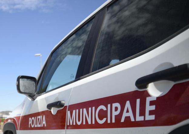 Un'auto della polizia municipale (foto d'archivio)