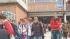 Studenti all’uscita della scuola Leonardo da Vinci alle Fornaci