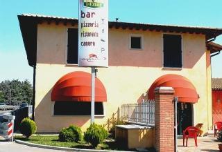 Il bar pizzeria il cui titolare ha inseguito il ladro d’auto