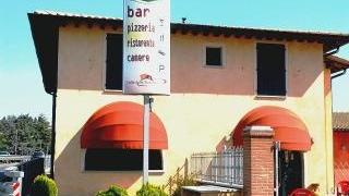 Il bar pizzeria il cui titolare ha inseguito il ladro d’auto
