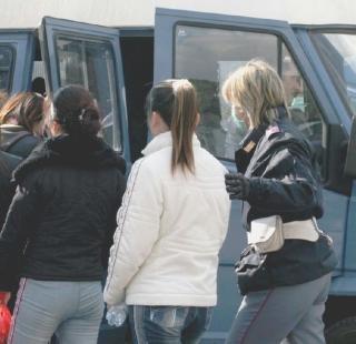 Clandestini caricati sul cellulare della polizia dopo uno dei tanti controlli