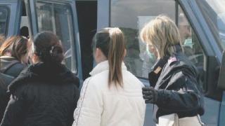 Clandestini caricati sul cellulare della polizia dopo uno dei tanti controlli