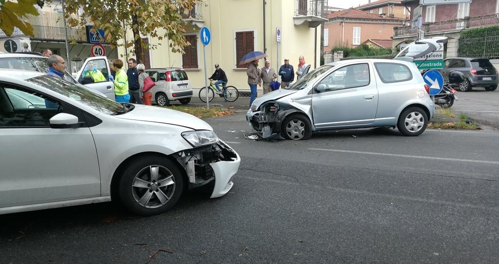 Scontro tra auto in viale Stazione