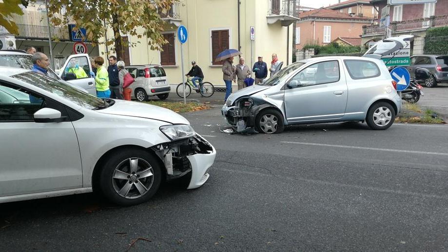 Scontro tra auto in viale Stazione