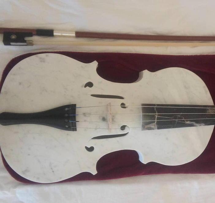 Un violino di marmo bianco la pietra sposa la musica 