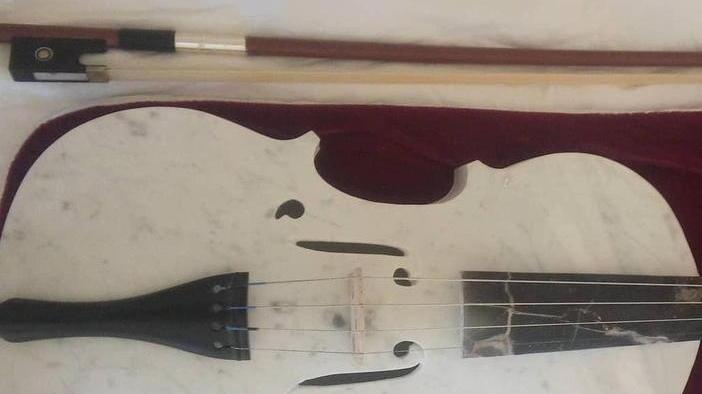 Un violino di marmo bianco la pietra sposa la musica