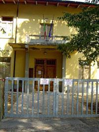 Paura di cedimenti, via da scuola