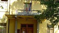 Paura di cedimenti, via da scuola