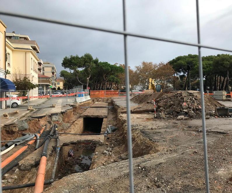 Il cantiere sorvegliato dietro le sbarre 