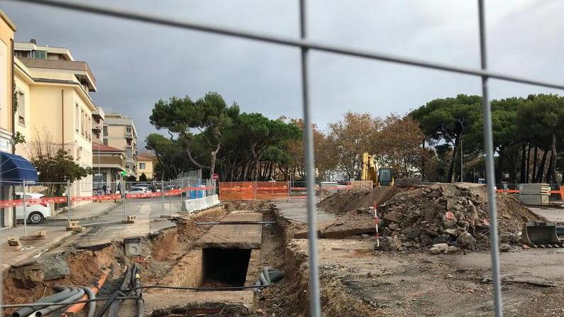 Il cantiere sorvegliato dietro le sbarre
