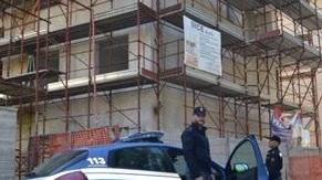Blitz di volanti e anticrimine nel palazzo in costruzione