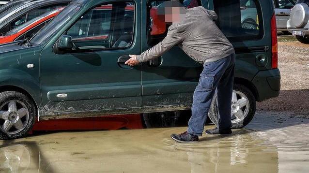 Parcheggio sommerso in un lago di fango
