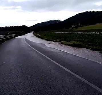 Un diluvio su Pian d’Alma Strada allagata e forti disagi 