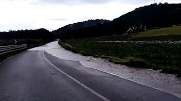 Un diluvio su Pian d’Alma Strada allagata e forti disagi
