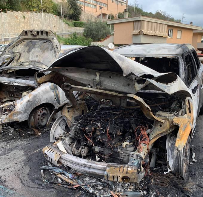 Due auto a fuoco, caccia ai vandali 