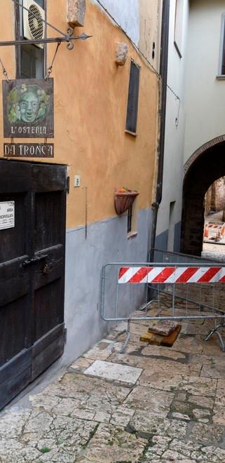 Lastre cedono e sbuca fogna maleodorante Un ristoratore protesta