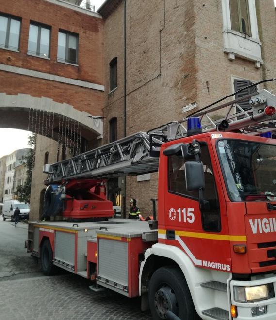 Cadono calcinacci dalla torre dell’orologio Transennata l’area 