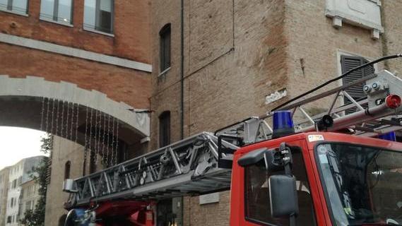 Cadono calcinacci dalla torre dell’orologio Transennata l’area
