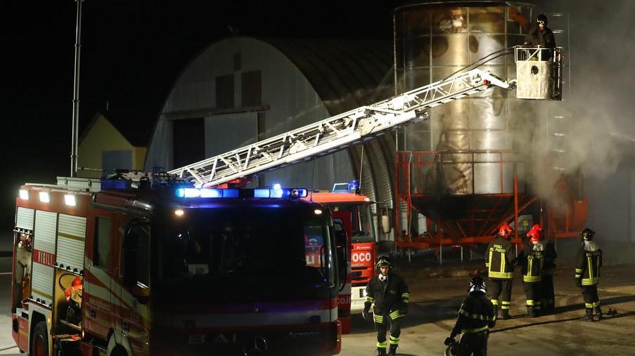 Fiamme in un silo di semi di girasole Paura alla “Garusola”