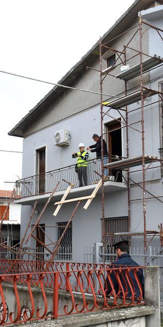 L’impalcatura è una trappola mortale Giovane papà precipita da sette metri 