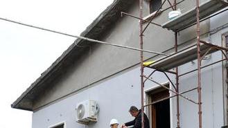 L’impalcatura è una trappola mortale Giovane papà precipita da sette metri