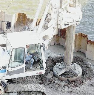 Sopra e a sinistra due immagini del cantiere sulle rive dell’Arno
