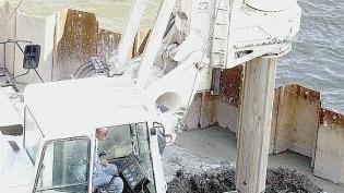 Sopra e a sinistra due immagini del cantiere sulle rive dell’Arno
