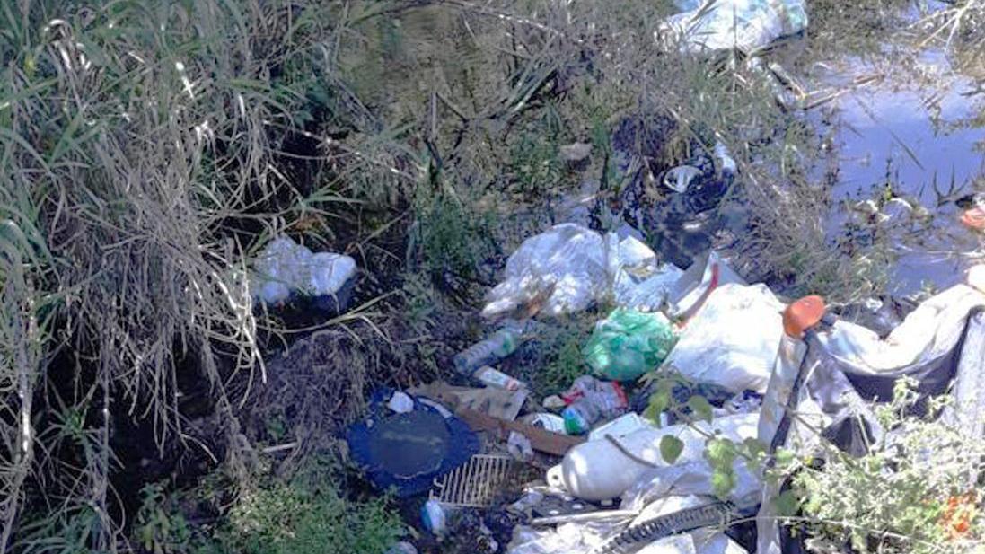 Sette tonnellate di rifiuti nel letto del rio San Pietro 