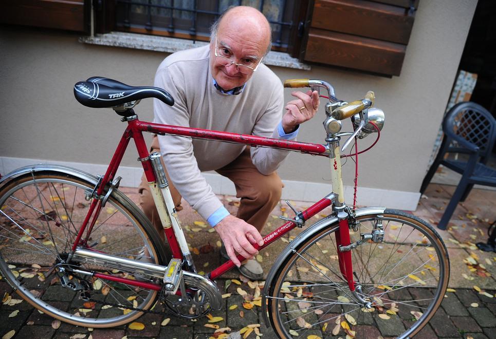 Nonantola. Bruno Ronchetti e la bici rossa Ritorna in sella “la voce” del ciclismo