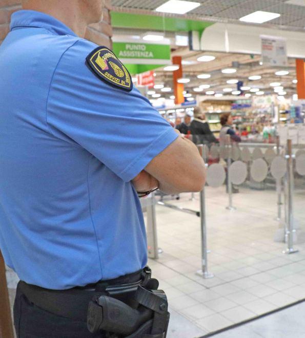 Pensionati sorpresi a rubare la spesa, nei market in scena i furti per necessità 