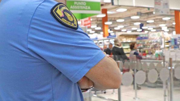 Pensionati sorpresi a rubare la spesa, nei market in scena i furti per necessità