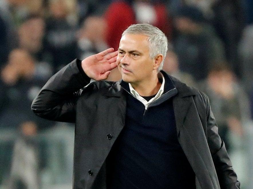 La mano tesa all'orecchio dopo che lo Stadium della Juve si è zittito per il ko in Champions