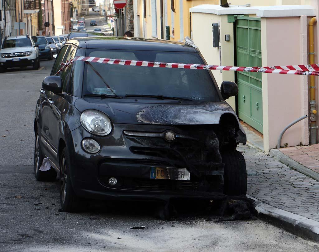 Bruciate tre auto nella notte, si tratta di un incendio doloso