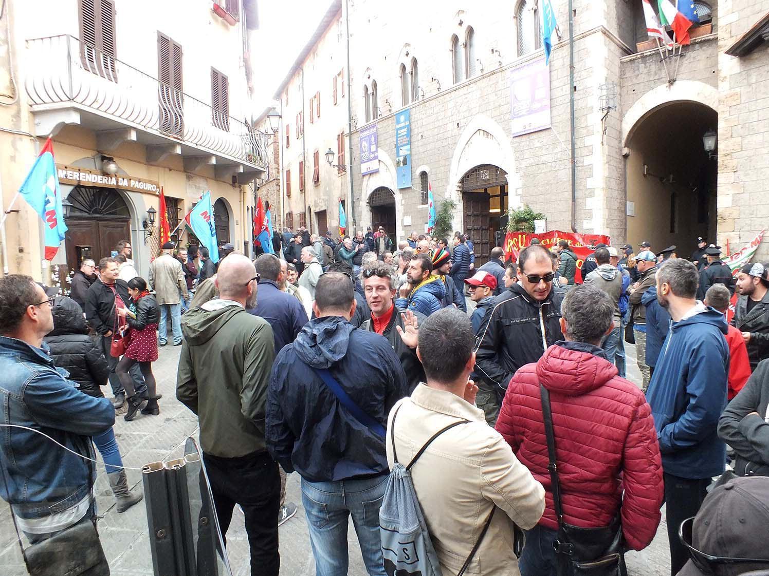 Il presidio di martedì scorso davanti al Comune (PaBar)