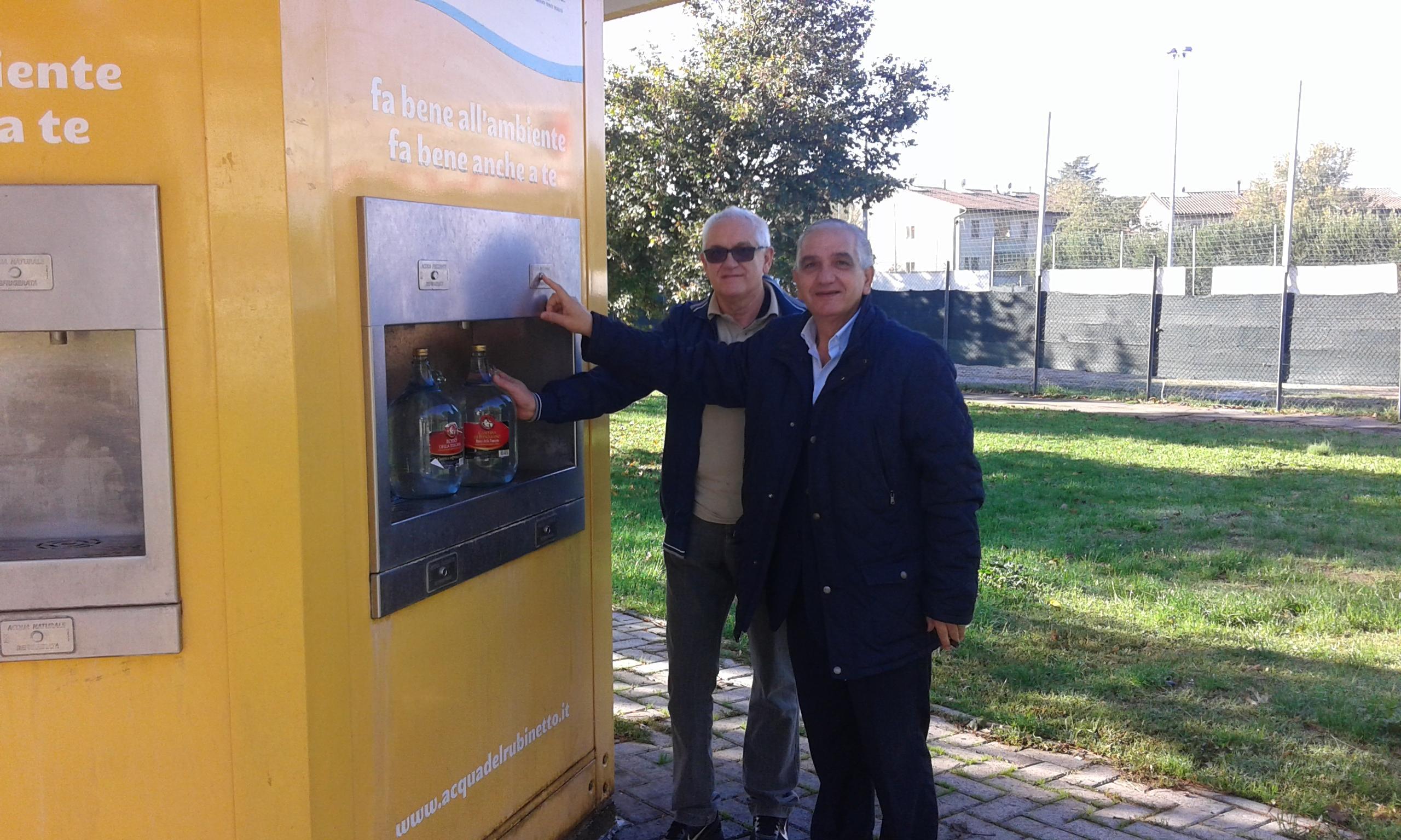 Il presidente del circolo Martini Giovanni Mosca davanti ad un fontanello insieme ad un cittadino di Maliseti