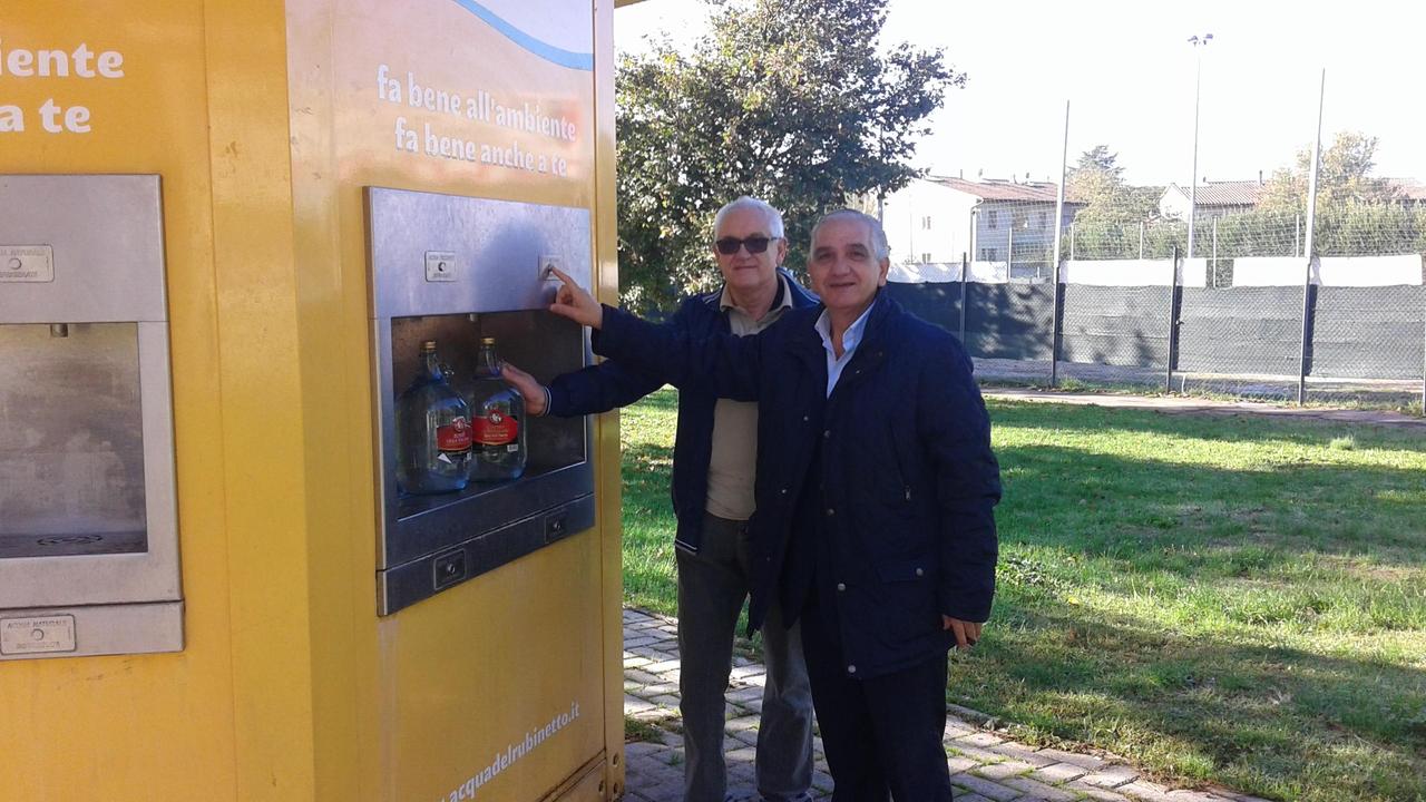 Il presidente del circolo Martini Giovanni Mosca davanti ad un fontanello insieme ad un cittadino di Maliseti