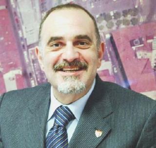 Sopra il comandante Francesco Delvino. A destra il municipio di Massa